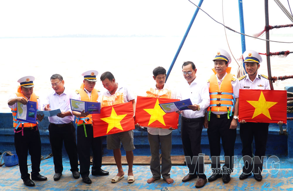 Bộ Tư lệnh Vùng 2 Hải quân và lực lượng liên quan tuyên truyền về biển, đảo cho ngư dân trước khi vươn khơi.