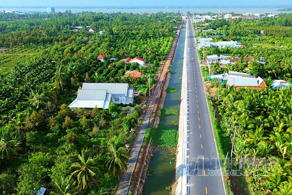 Những năm gần đây, tỉnh đẩy mạnh đầu tư hạ tầng giao thông. Trong ảnh: ĐT903 (đoạn qua xã Cái Nhum) đang dần hoàn thiện.
