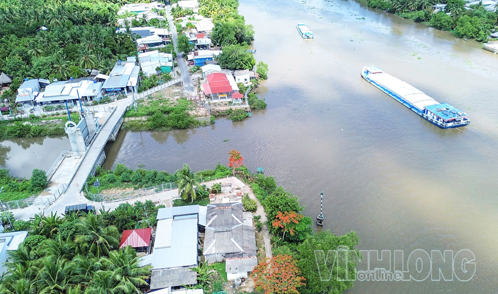 Công trình thủy lợi, đê điều kết hợp với giao thông nếu được quy hoạch đồng bộ sẽ góp phần phục vụ đa mục tiêu. Trong ảnh: Hệ thống cống, giao thông thủy sông Măng Thít đi qua địa bàn xã Trà Ôn.