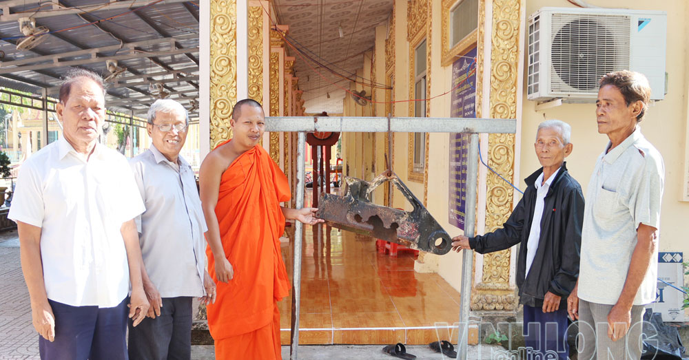 Các vị sư và Ban Quản trị chùa dùng phương tiện là vũ khí chứng tích chiến tranh làm chuông báo động.

