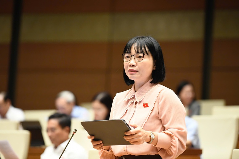Đại biểu Nguyễn Thị Việt Nga (TP. Hải Phòng) phát biểu tại Hội trường - Ảnh: chinhphu.vn/Nhật Bắc

