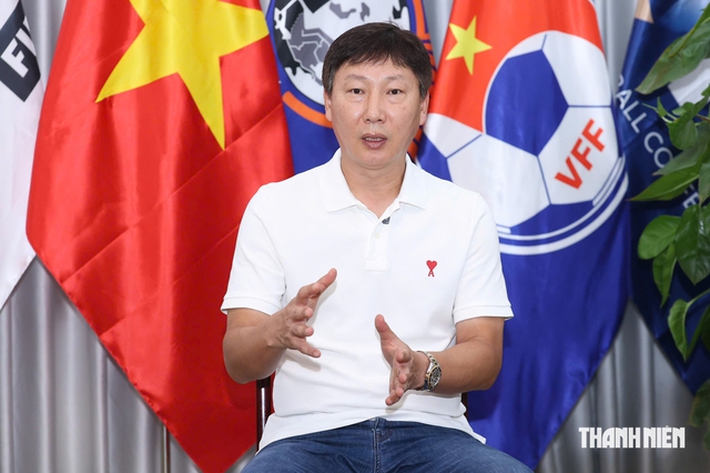 HLV Kim Sang-sik cùng học trò chuẩn bị cho giải đấu lớn tiếp theo, diễn ra trong tháng 9. ẢNH: NHẬT MINH
