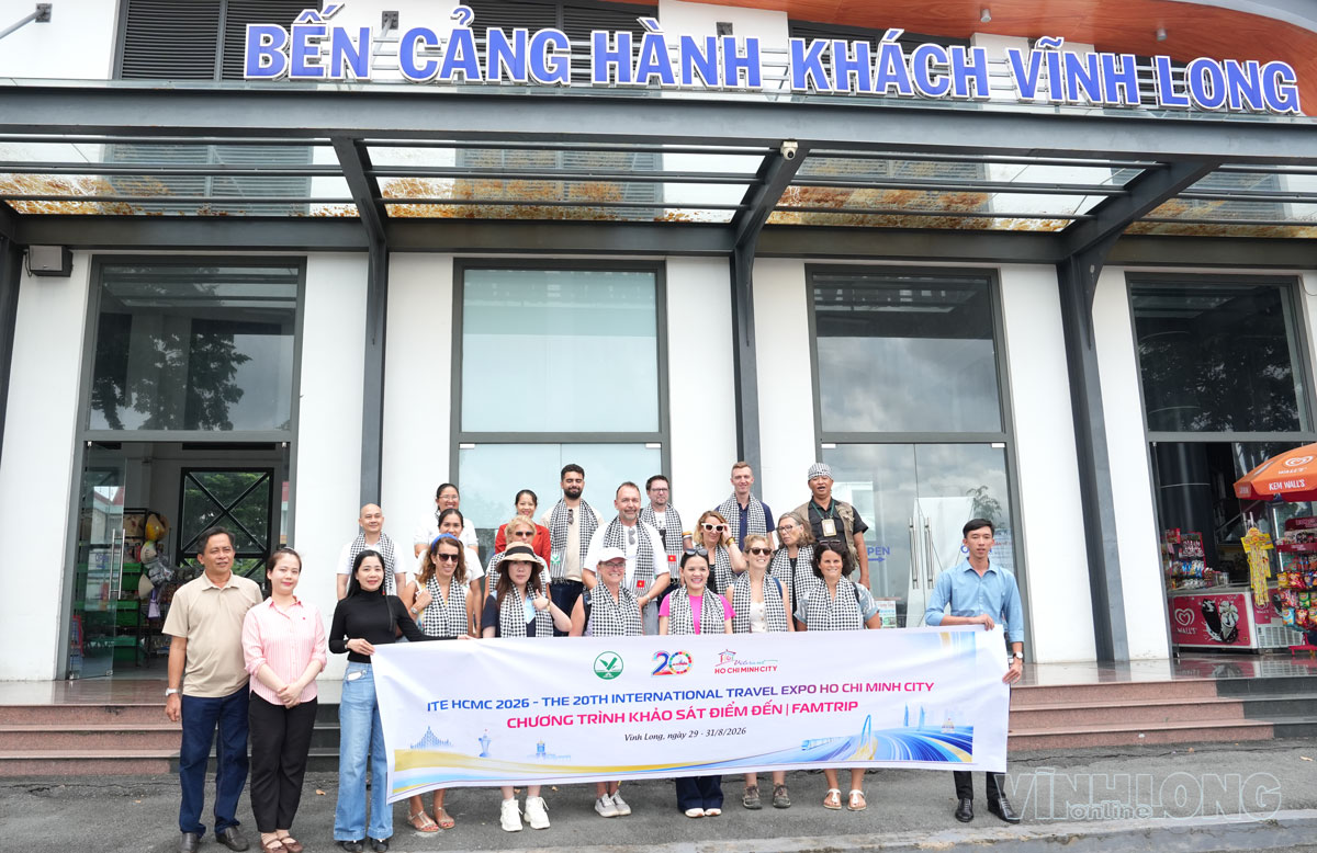 Bà Nguyễn Thị Ngọc Dung- Phó Giám đốc Sở Văn hóa-TT-DL tỉnh Vĩnh Long đón đoàn khách tại Bến cảng hành khách.