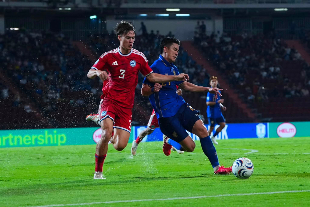 Singapore vươn lên dẫn 2-1. (Ảnh: FA Thailand)