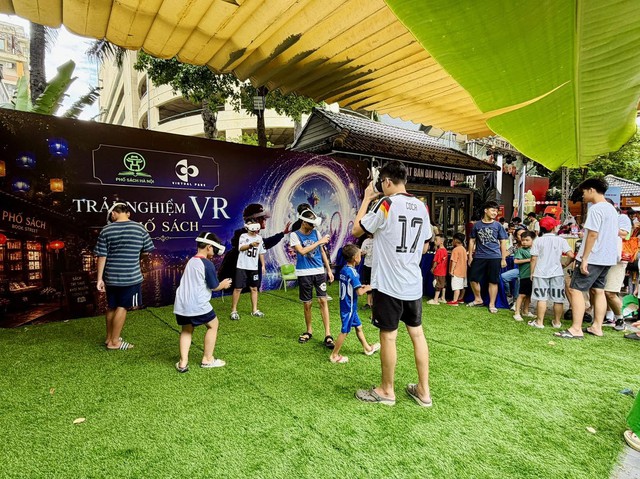 Điểm nhấn của chương trình là không gian trải nghiệm thực tế ảo Phố Sách x Virtual Park – Trải nghiệm không gian Thực tế ảo – Khoảnh khắc Bác Hồ đọc Tuyên ngôn Độc lập