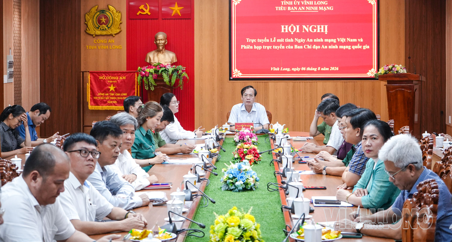 Đại biểu tham dự tại điểm cầu Vĩnh Long.