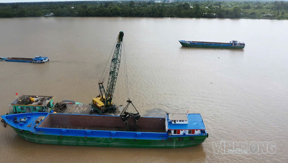 Phương tiện khai thác cát hoạt động tại khu vực mỏ NTSH.10a. Theo Giấy phép khai thác khoáng sản số 1662/GP-UBND, Công ty Cổ phần Đầu tư Xây lắp Miền Nam được cấp phép khai thác mỏ cát NTSH.10a, phục vụ Dự án thành phần 2, 3, 4 thuộc Dự án xây dựng đường bộ cao tốc Châu Đốc- Cần Thơ- Sóc Trăng giai đoạn 1 là công trình giao thông trọng điểm quốc gia.