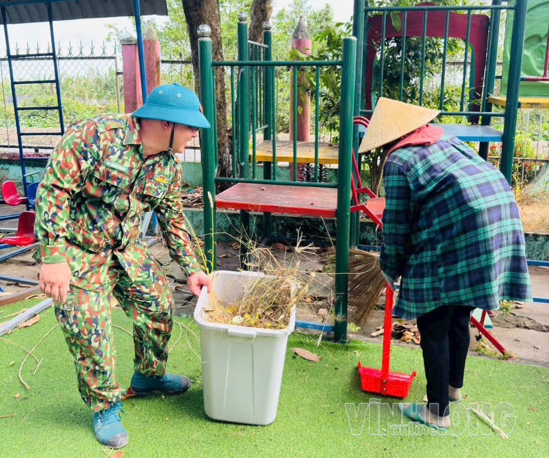 Các trường đang khẩn trương vệ sinh trường lớp, chuẩn bị cho năm học mới. Trong ảnh: Trường Mầm non Mỹ Thuận phối hợp với Xã đội tổng vệ sinh khuôn viên trường.