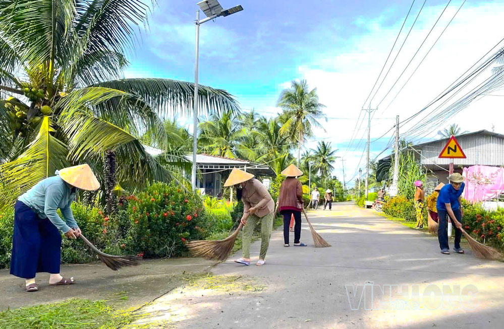 Người dân ấp Minh Nghĩa, xã Hương Mỹ thực hiện Ngày Chủ nhật nông thôn mới.