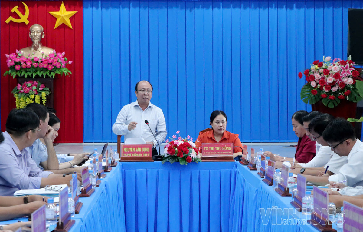 Đồng chí Nguyễn Văn Dũng- Tỉnh ủy viên, Phó Trưởng Ban Tổ chức Tỉnh ủy, Phó Trưởng đoàn Giám sát số 9 phát biểu tại buổi giám sát.