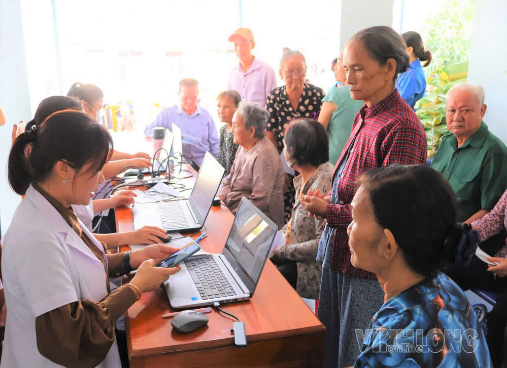 Nhân viên hỗ trợ người dân xã Trung Thành cập nhật thông tin, phục vụ đồng bộ Sổ sức khỏe điện tử trên ứng dụng VNeID.