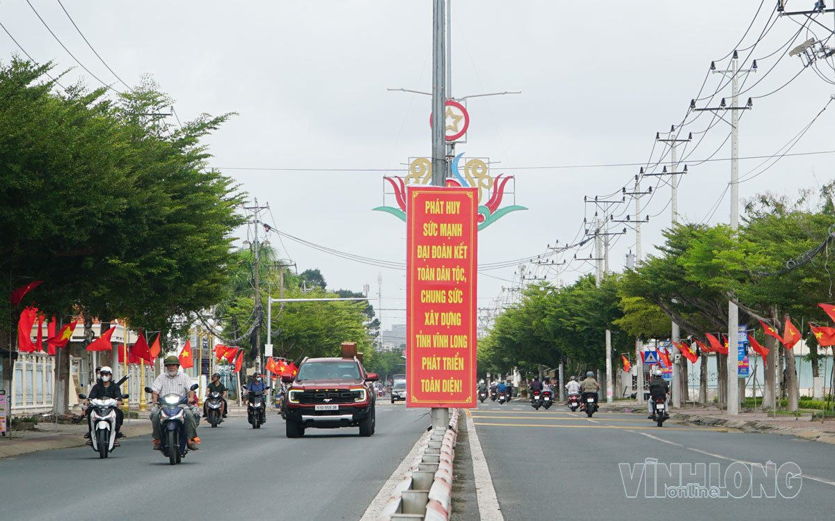 Thời gian treo cờ Tổ quốc, cờ Đảng được thực hiện từ ngày 18/8 đến hết ngày 3/9/2026. Trong ảnh: Treo cờ trên tuyến đường Phạm Hùng (phường Long Châu).