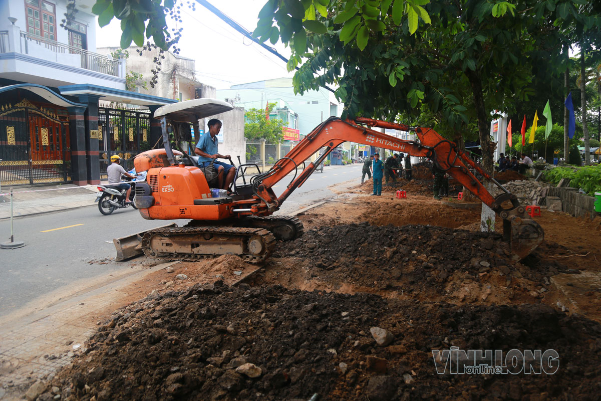  Máy xúc bóc dỡ lớp đất mặt.