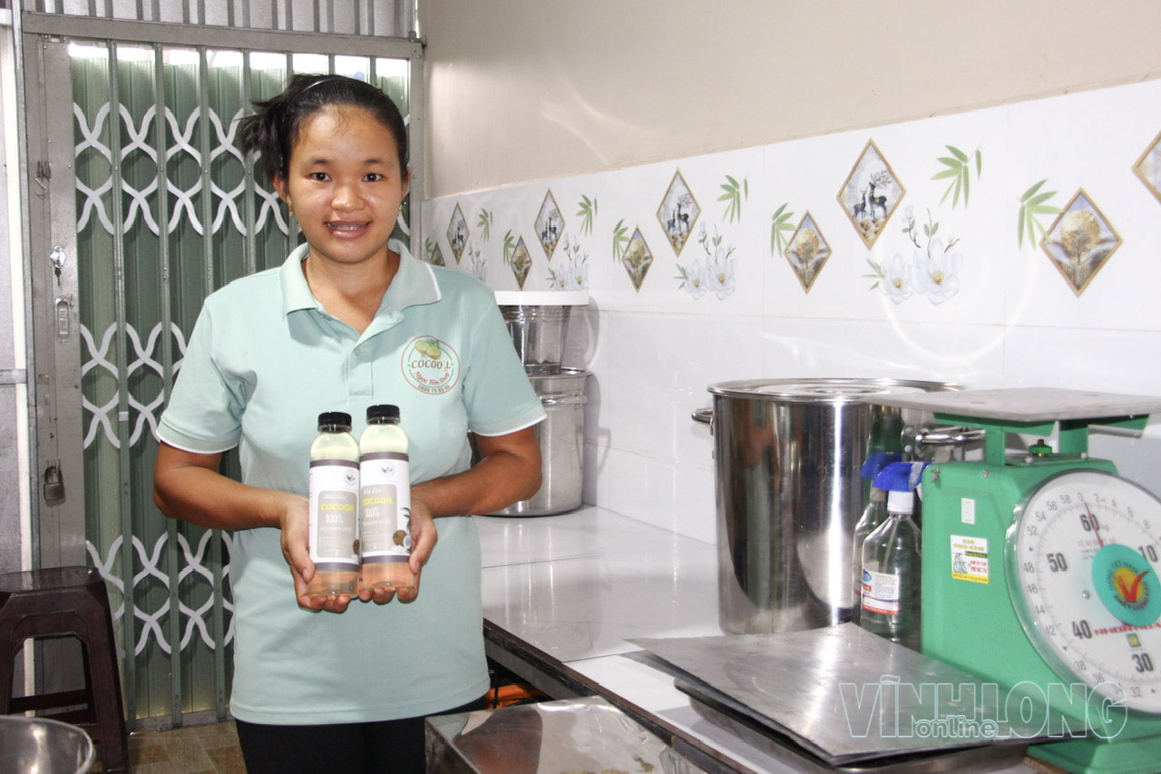 Chị Phạm Ngọc Tiên với sản phẩm dầu dừa an toàn cho sức khoẻ.