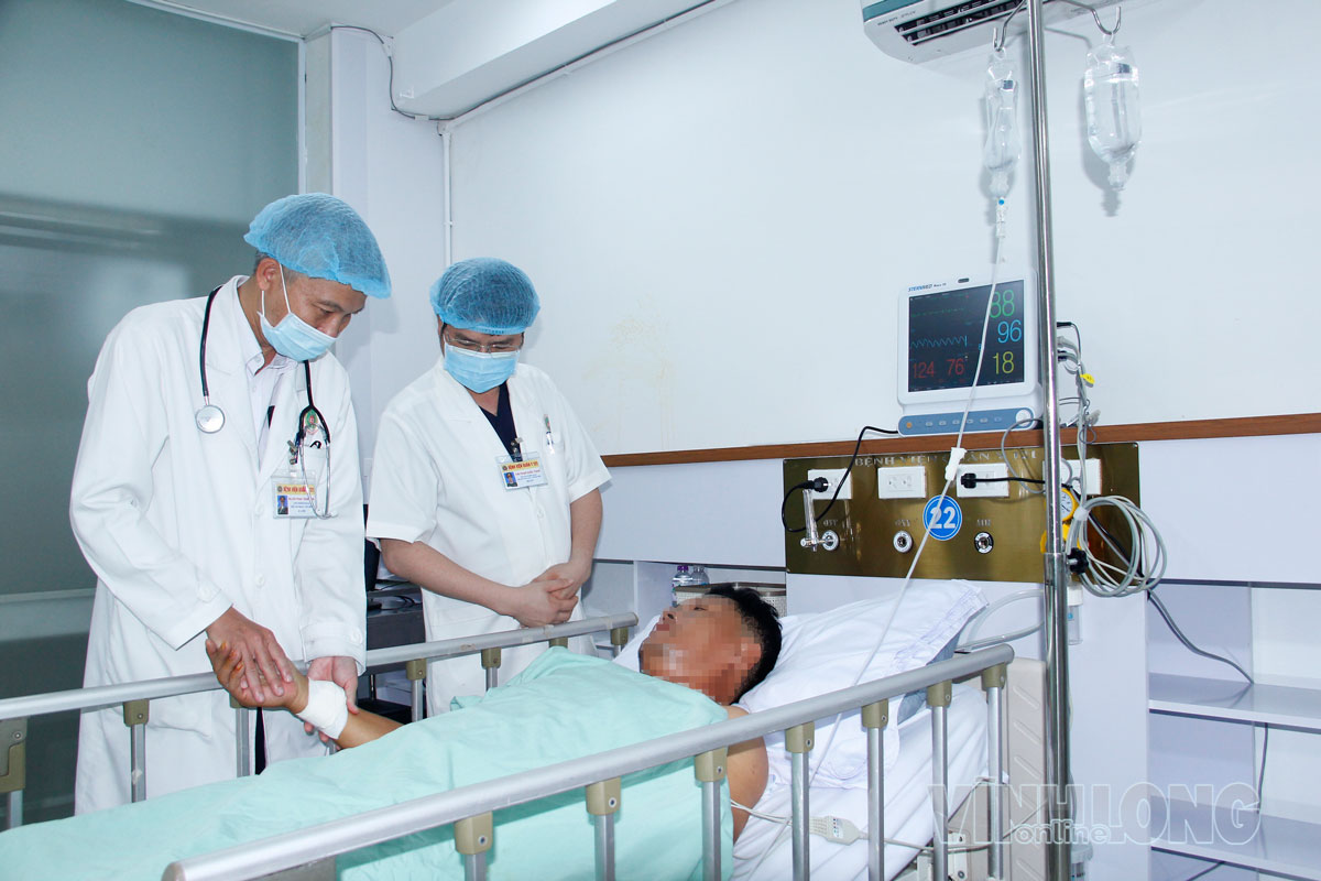 Lãnh đạo Khoa Hồi sức tích cực - Chống độc Bệnh viện Quân Y 121 thăm hỏi bệnh nhân sau khi được can thiệp cứu sống thành công. Ảnh chụp chiều 27/8.

