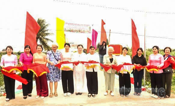 Đại biểu cắt băng khánh thành cầu Bà Nén, tại ấp Phú Thuận.
