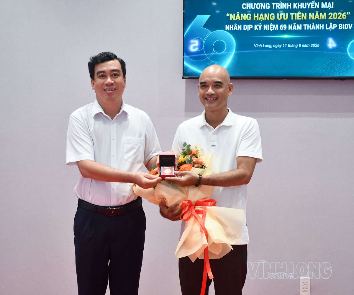 Ông Vũ Thanh Hải - Giám đốc BIDV Bến Tre trao 1 chỉ vàng thuộc bộ Kim Gia Bảo Tứ Quý cho khách hàng may mắn trúng thưởng trong chương trình “Nâng hạng ưu tiên năm 2026” nhân kỷ niệm 69 năm thành lập BIDV.