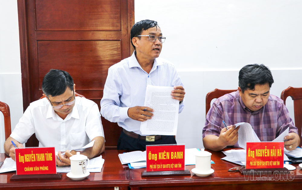 Phó Chủ tịch Ủy ban MTTQ Việt Nam tỉnh- Kiên Banh đóng góp ý kiến tại cuộc họp.