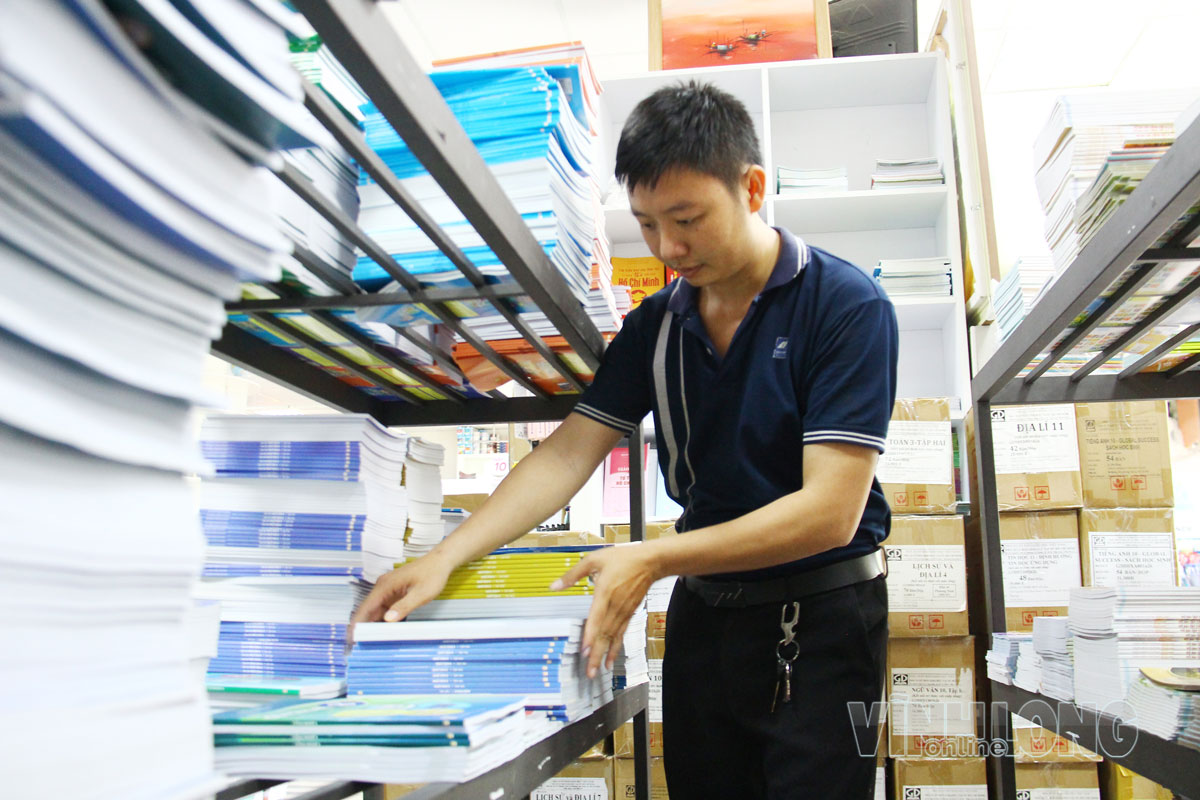 Công ty CP Sách- Thiết bị Vĩnh Long đang tích cực chuẩn SGK phục vụ nhu cầu học sinh trước ngày tựu trường.