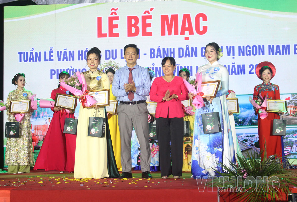 Thí sinh Võ Lệ Thi, đơn vị Trường THCS Lê Quý Đôn (bìa trái), giành giải nhất hội thi “Nét đẹp Long Châu”.