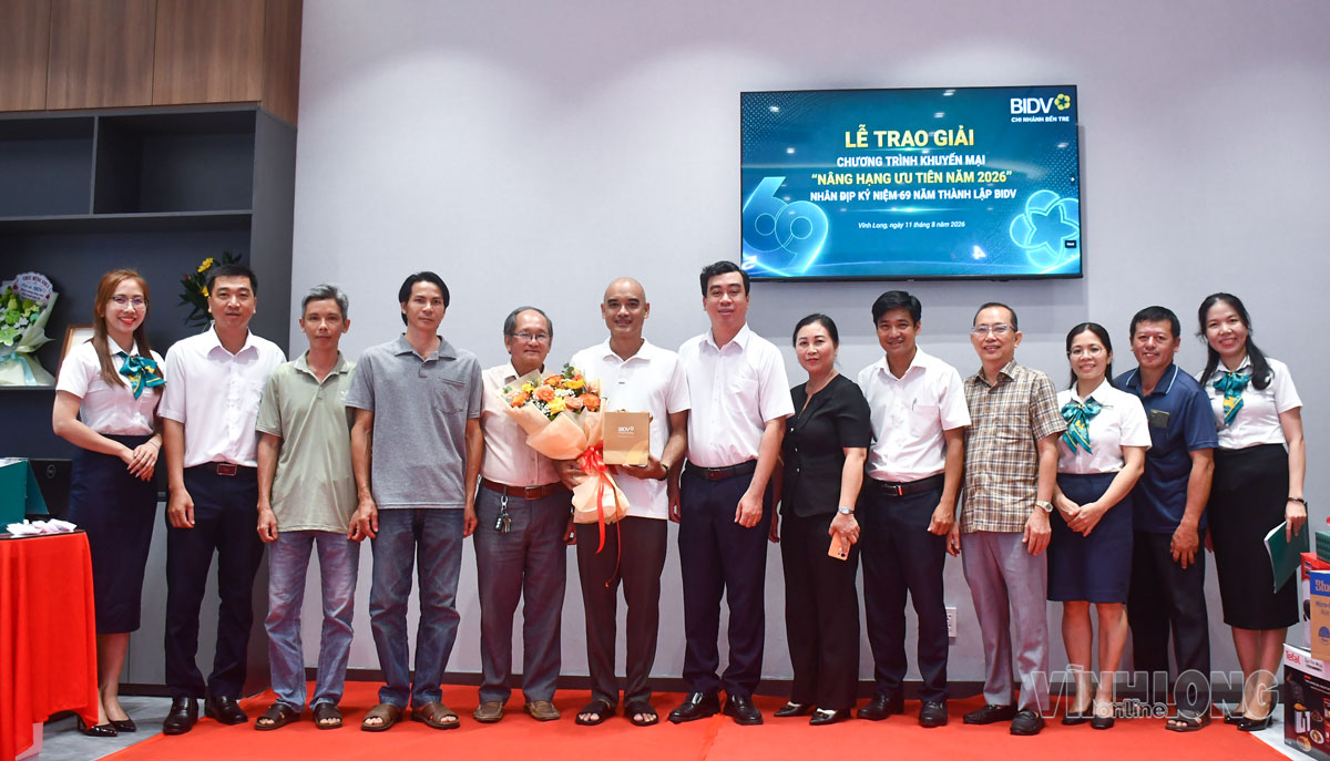 Ông Vũ Thanh Hải - Giám đốc BIDV Bến Tre cùng đại diện lãnh đạo địa phương, Hiệp hội Doanh nghiệp phường Phú Tân, đông đảo khách hàng và cán bộ, nhân viên Phòng Giao dịch Tiên Thủy.