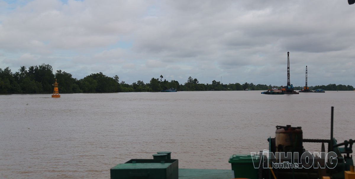 Khu vực khai thác cát được định vị bằng phao báo hiệu chuyên dùng, đảm bảo khai thác an toàn, đúng quy định, đồng thời không gây ảnh hưởng đến các phương tiện đường thủy qua lại.