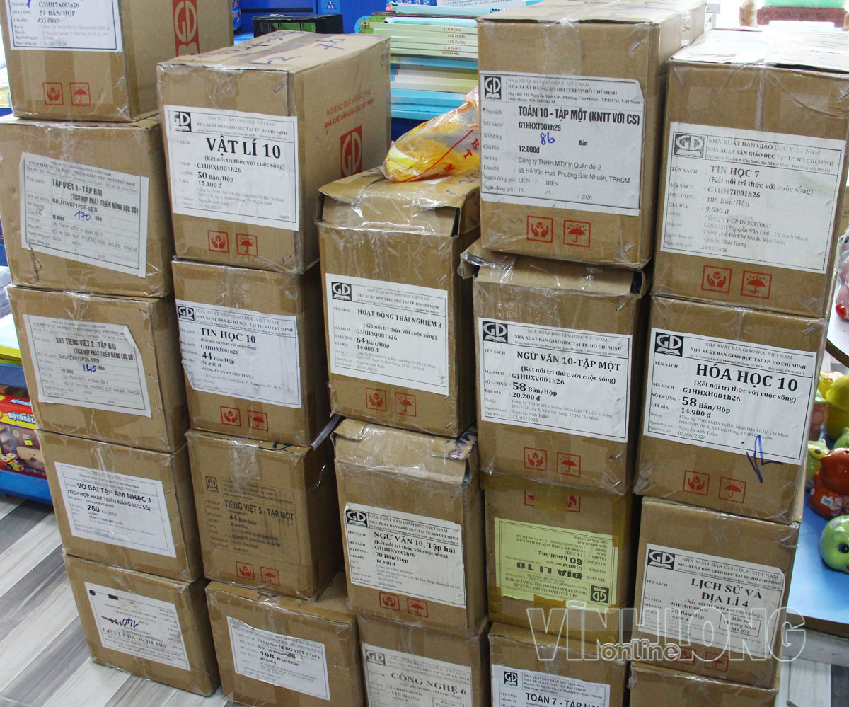 Các cửa hàng cho hay SGK còn thiếu đang được bổ sung thường xuyên.