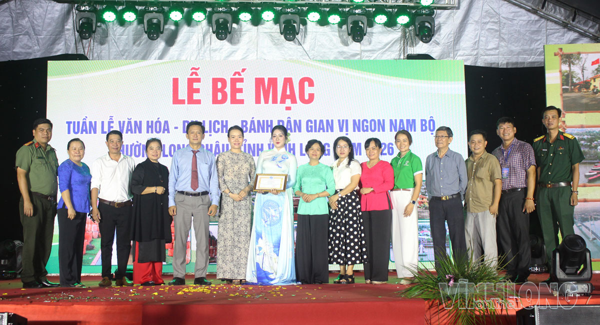 Ban Tổ chức Tuần lễ Văn hóa - Du lịch - Bánh dân gian vị ngon Nam Bộ chụp ảnh lưu niệm cùng các thí sinh hội thi và đơn vị tài trợ.