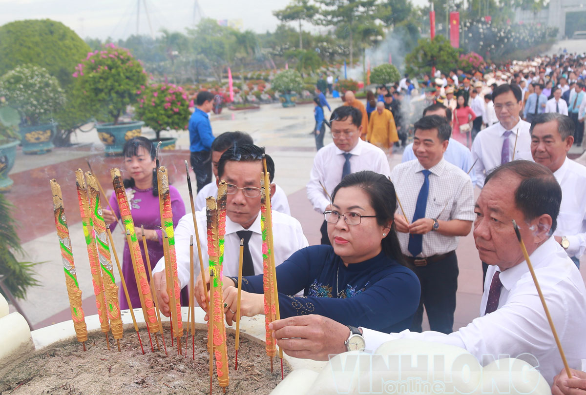 Đại biểu thắp hương tưởng niệm các Anh hùng liệt sĩ. Ảnh: NGUYỄN THỊNH
