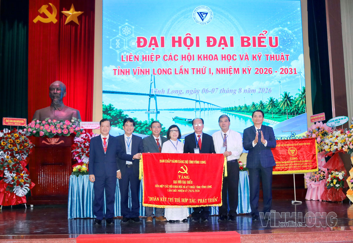 Lãnh đạo tỉnh tặng Bức trướng chào mừng Đại hội.