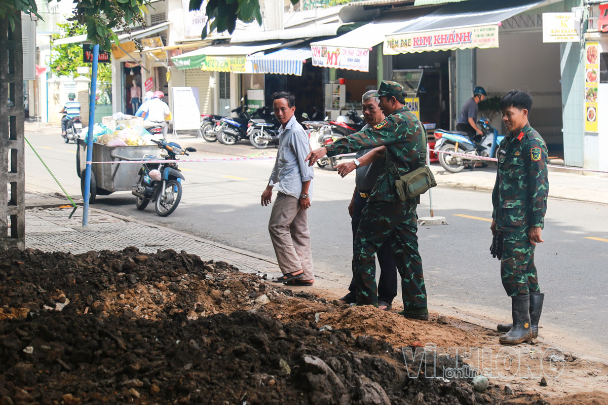 Các nhân chứng, người dân và lực lượng tìm kiếm trao đổi tại hiện trường.