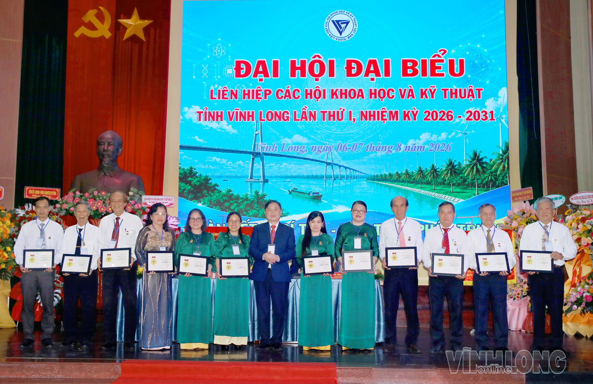 Liên hiệp các Hội Khoa học và Kỹ thuật Việt Nam trao Kỷ niệm chương cho 14 cá nhân có thành tích xuất sắc.