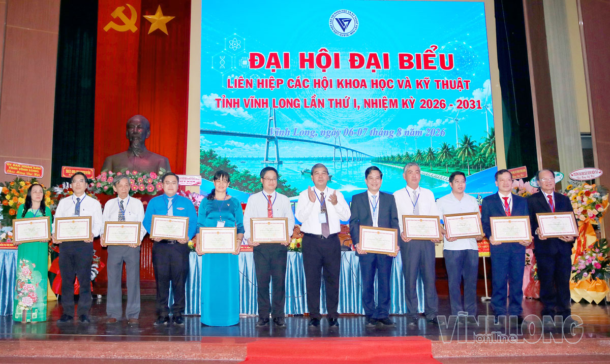11 tập thể và 19 cá nhân nhận bằng khen của Chủ tịch UBND tỉnh vì có thành tích xuất sắc trong xây dựng và phát triển hệ thống Liên hiệp các Hội Khoa học và Kỹ thuật tỉnh.