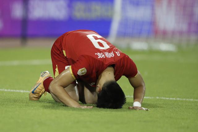 Pha ăn mừng hôn cỏ của Đình Bắc.

ẢNH: MINH TÚ

