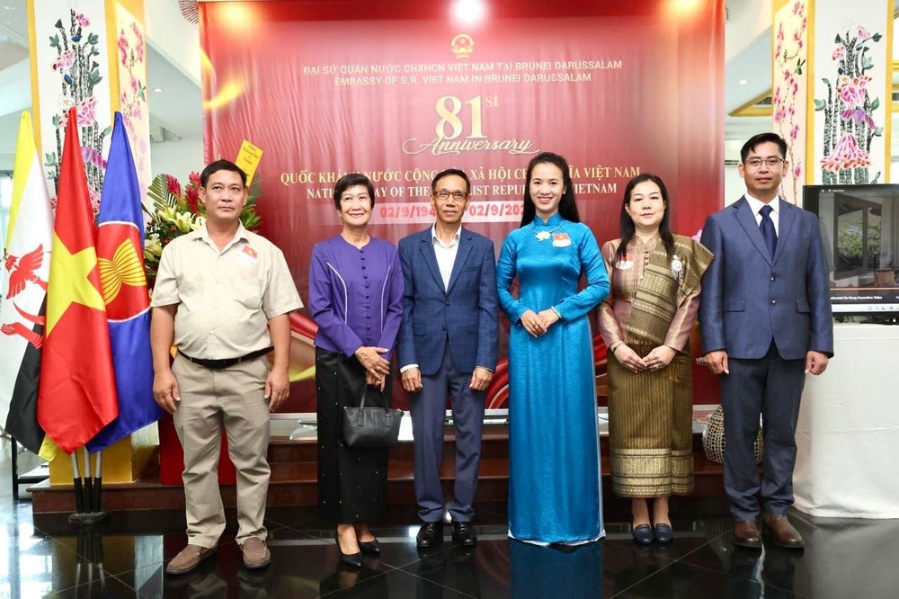Đại sứ Đỗ Thùy Dương chụp ảnh kỷ niệm với đại biểu đến từ Đại sứ quán các nước ASEAN tại Brunei. (Ảnh: Đại sứ quán Việt Nam tại Brunei cung cấp)