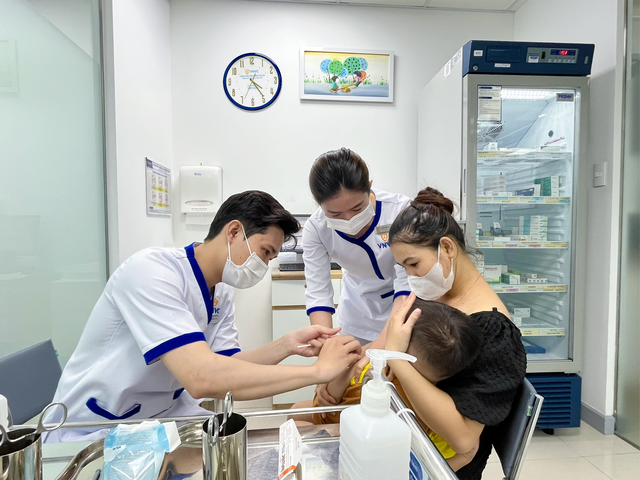 Trẻ được phụ huynh đưa đi tiêm vắc xin.
Ảnh: VNVC