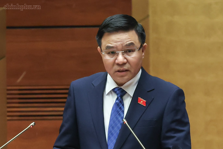 Bộ trưởng Bộ Công Thương Lê Mạnh Hùng trình bày Tờ trình Dự án Luật tại phiên họp - Ảnh: VGP/Nhật Bắc

