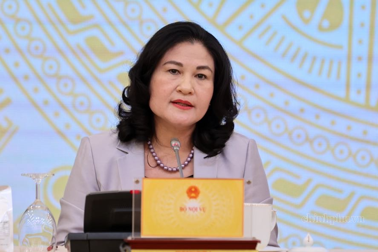 Thứ trưởng Bộ Nội vụ Nguyễn Thị Hà thông tin tại họp báo Chính phủ thường kỳ - Ảnh: VGP/Nhật Bắc

