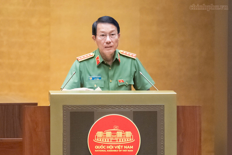 Đại tướng Lương Tam Quang, Bộ trưởng Bộ Công an trình bày tờ trình về 2 dự án: Bộ luật Hình sự (sửa đổi); Luật Tổ chức cơ quan điều tra hình sự (sửa đổi) - Ảnh: chinhphu.vn/Nhật Bắc