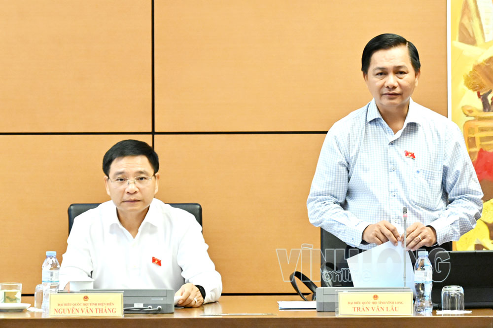 Ông Trần Văn Lâu, Ủy viên Ban Chấp hành Trung ương Đảng, Bí thư Tỉnh ủy, Trưởng Đoàn ĐBQH tỉnh Vĩnh Long điều hành phiên thảo luận.