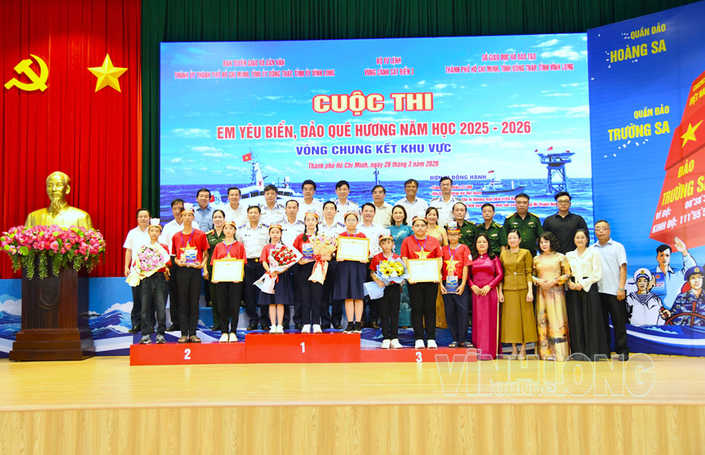 Các đại biểu chụp ảnh lưu niệm cùng ba đội thi.