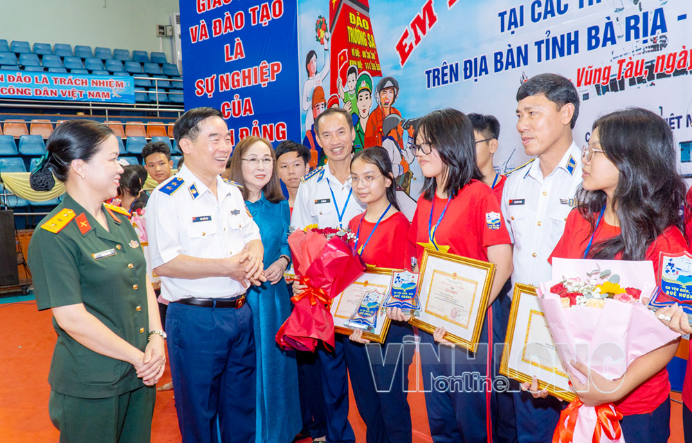 Trung tướng Bùi Quốc Oai - Bí thư Đảng ủy, Chính ủy Cảnh sát biển Việt Nam cùng các đại biểu động viên, khích lệ các em học sinh đạt giải cao tại cuộc thi.
