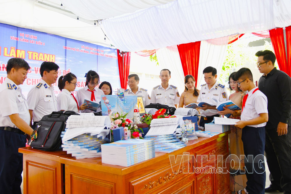 Các đại biểu tham quan trưng bày sách tại Vòng chung kết khu vực.