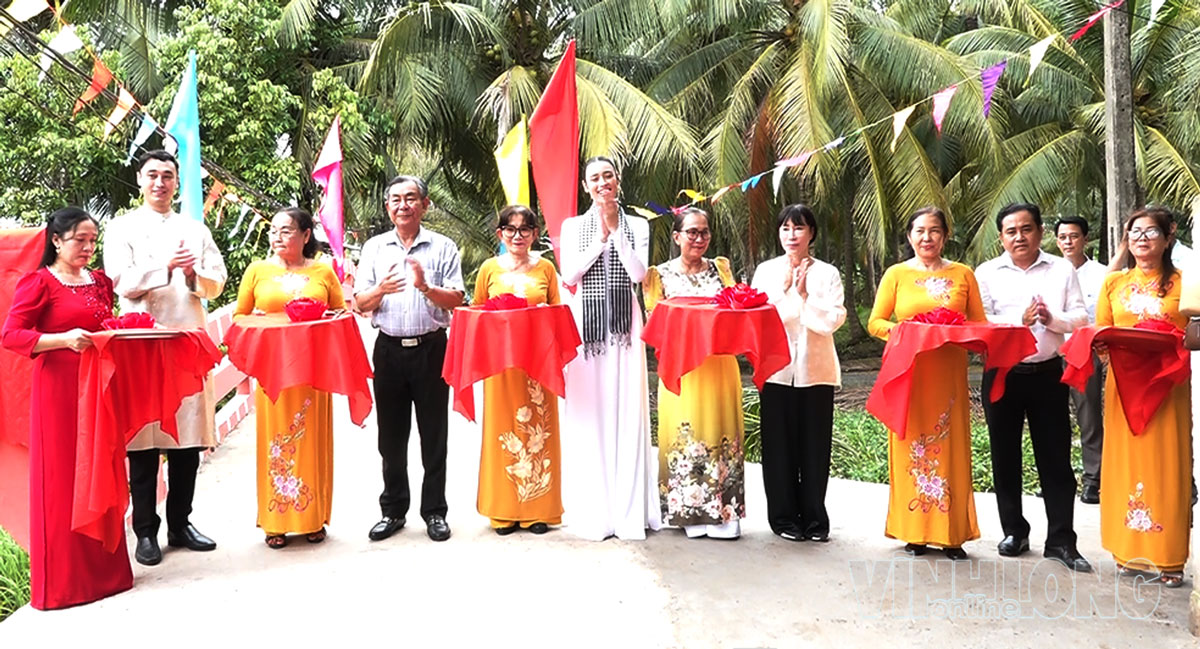 Đại biểu thực hiện nghi thức cắt băng khánh thành cầu Ông Loh số 18.