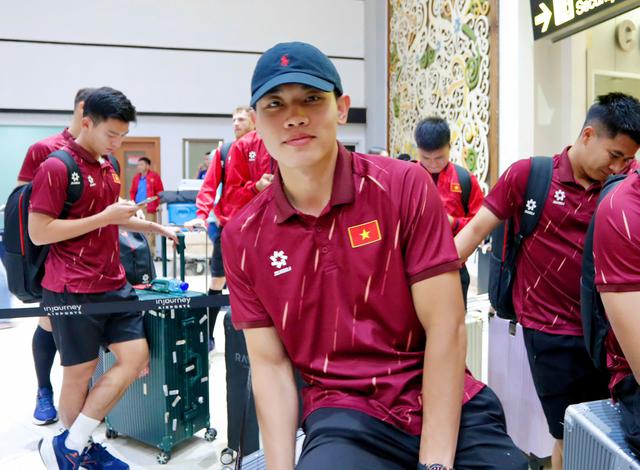 Đình Bắc rạng rỡ sau một trận đấu chơi khá ấn tượng, được HLV Kim Sang-sik dành lời khen.