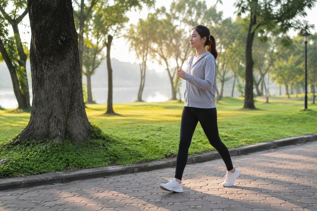 20 phút đi bộ mỗi ngày có thể mang lại nhiều lợi ích cho não bộ và sức khỏe tinh thần.

Ảnh: N.Vy tạo từ AI

