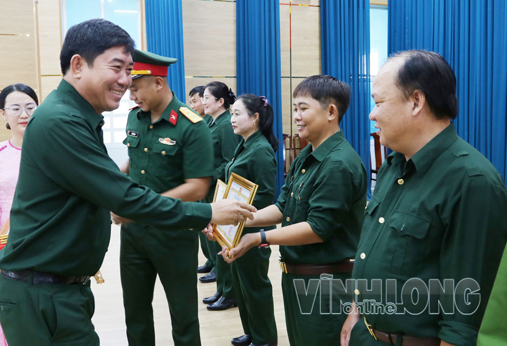 Đồng chí Dương Văn Triệu - Tỉnh ủy viên, Bí thư Đảng ủy phường Duyên Hải trao giấy khen các cá nhân hoàn thành xuất sắc nhiệm vụ diễn tập.