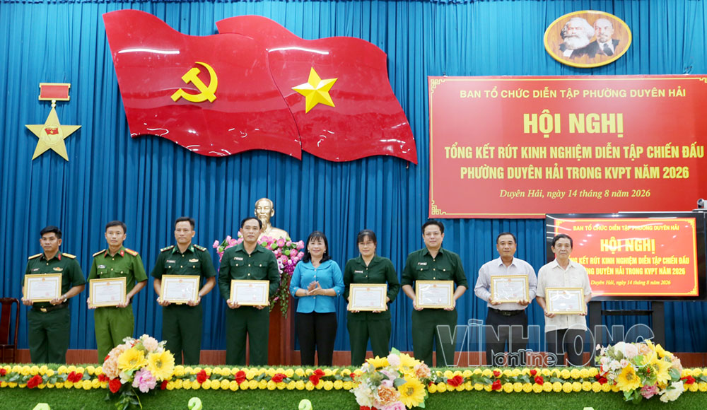 Đồng chí Lê Thị Thúy Kiều - Tỉnh ủy viên, Phó Chủ tịch HĐND tỉnh trao giấy khen cho các tập thể hoàn thành xuất sắc nhiệm vụ diễn tập.