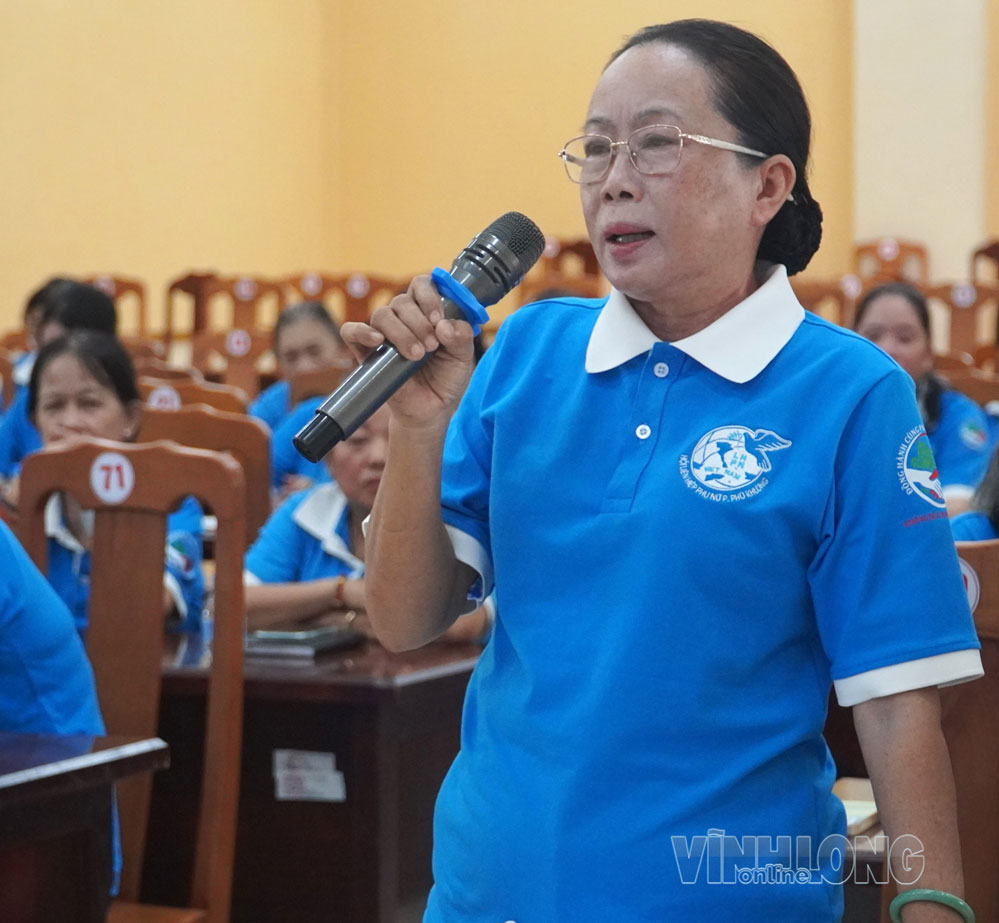 Hội viên Hội Phụ nữ kiến nghị UBND phường có giải pháp khắc phục ô nhiễm môi trường do nước thải sinh hoạt.