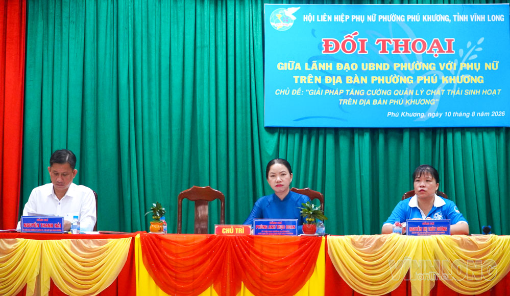 Lãnh đạo phường Phú Khương chủ trì đối thoại.